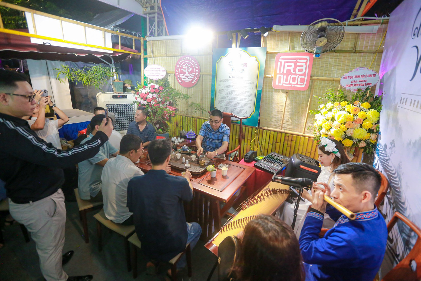 Hằng năm, vào mùa sen nở, các nghệ nhân bắt đầu ướp trà, thu hút rất nhiều du khách đến thưởng thức và trải nghiệm. Bởi không chỉ trà sen Tây Hồ mà nghệ thuật ướp trà sen Tây Hồ - với trà Tân Cương (Thái Nguyên) và gạo sen Bách Diệp - cũng được công nhận là nét văn hóa đặc trưng của Thủ đô.