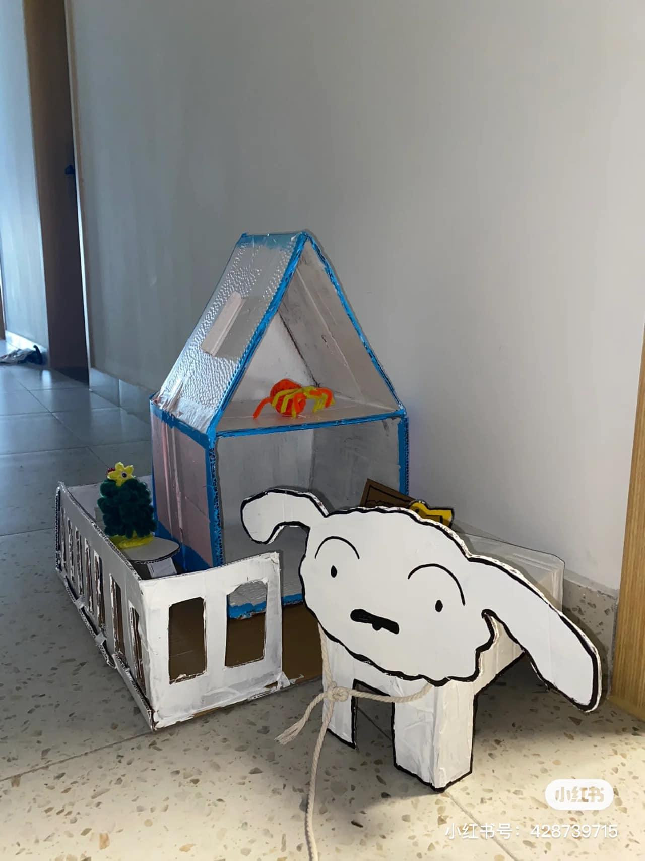 Dù chỉ là thú cưng bằng bìa, chú chó nhỏ này cũng có một ngôi nhà riêng cho mình