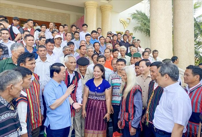 Bộ trưởng, Chủ nhiệm UBDT Hầu A Lềnh và lãnh đạo tỉnh Quảng Bình trò chuyện, động viên đại biểu tiêu biểu, Người có uy tín trong đồng bào DTTS các tỉnh Quảng Bình, Quảng Trị, Thừa Thiên Huế. Ảnh: Báo Dân Tộc