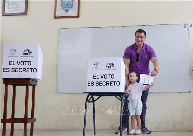 Đương kim Tổng thống Ecuador Daniel Noboa bỏ phiếu bầu cử tại Olon, tỉnh Santa Elena, ngày 13/4/2025. Ảnh: THX/TTXVN Đương kim Tổng thống Ecuador Daniel Noboa bỏ phiếu bầu cử tại Olon, tỉnh Santa Elena, ngày 13/4/2025. Ảnh: THX/TTXVN