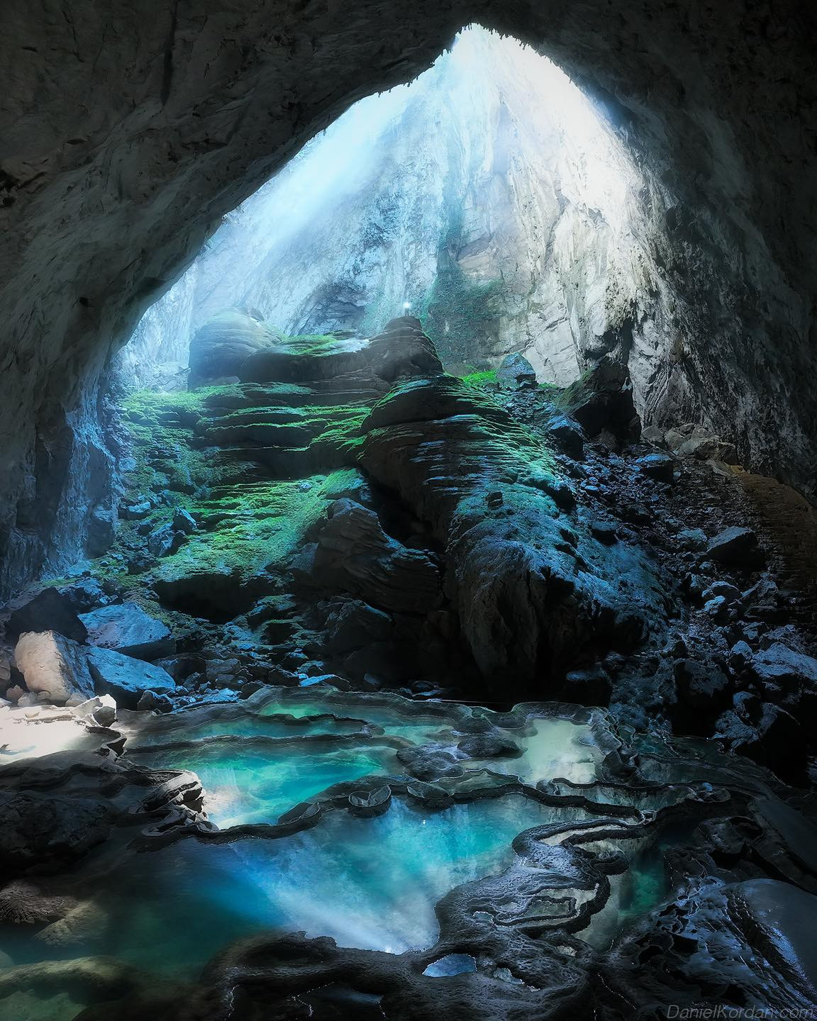 Hang Sơn Đoòng được đưa vào khai thác du lịch mạo hiểm từ năm 2013, hoạt động du lịch mạo hiểm hang Sơn Đoòng luôn chứng tỏ sức hấp dẫn đối với cộng đồng du lịch trong nước và quốc tế bằng vẻ đẹp hùng vĩ, tráng lệ và nhiều những giá trị tuyệt vời khác. Ảnh: Daniel Kordan. Hang Sơn Đoòng được đưa vào khai thác du lịch mạo hiểm từ năm 2013, hoạt động du lịch mạo hiểm hang Sơn Đoòng luôn chứng tỏ sức hấp dẫn đối với cộng đồng du lịch trong nước và quốc tế bằng vẻ đẹp hùng vĩ, tráng lệ và nhiều những giá trị tuyệt vời khác. Ảnh: Daniel Kordan.