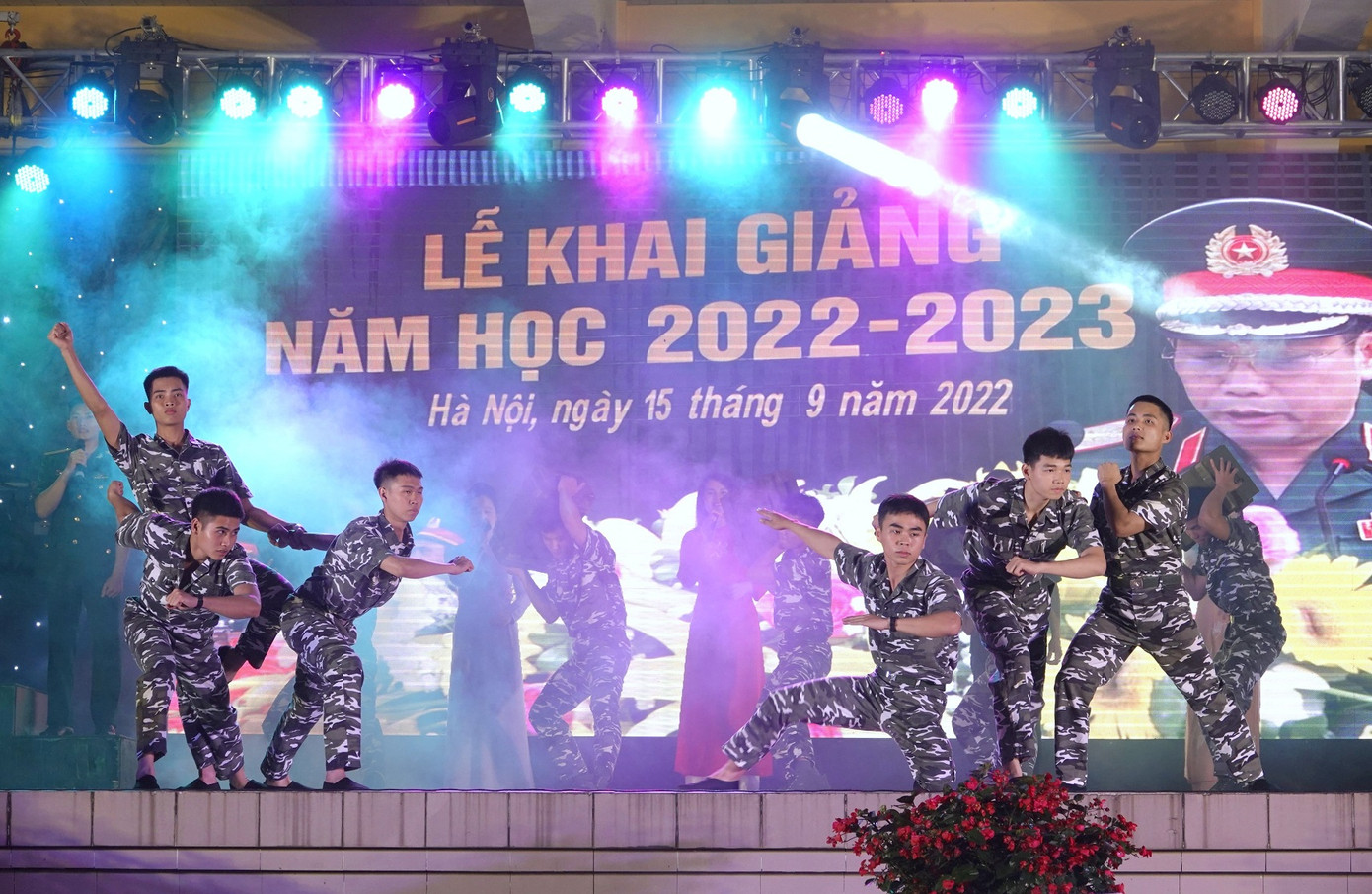 Chương trình văn nghệ đặc sắc do các ca sĩ, nghệ sĩ Nhà hát ca múa nhạc Quân đội và hạt nhân văn nghệ Trường SQLQ 1 biểu diễn tại chương trình, tối 10/4. Chương trình văn nghệ đặc sắc do các ca sĩ, nghệ sĩ Nhà hát ca múa nhạc Quân đội và hạt nhân văn nghệ Trường SQLQ 1 biểu diễn tại chương trình, tối 10/4.