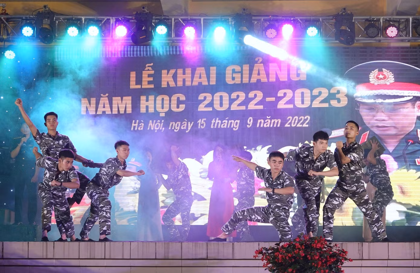 Chương trình văn nghệ đặc sắc do các ca sĩ, nghệ sĩ Nhà hát ca múa nhạc Quân đội và hạt nhân văn nghệ Trường SQLQ 1 biểu diễn tại chương trình, tối 10/4.