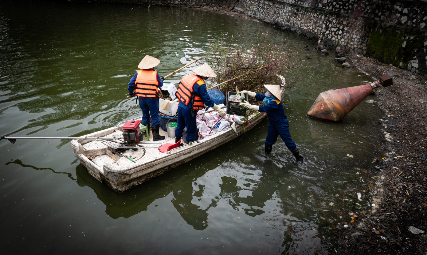 Tác phẩm "Vớt rác trên Hồ Tây" của tác giả Lê Xuân Tùng