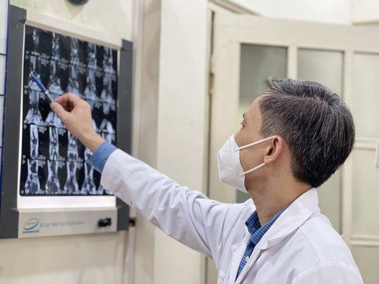 Lần đầu tiên tại Việt Nam, các bác sĩ Bệnh viện Hữu nghị Việt Đức đã thực hiện thành công ca phẫu thuật nội soi tái tạo khớp cổ tay cho bệnh nhân M.L.A.T, 30 tuổi, ở Hà Nội.