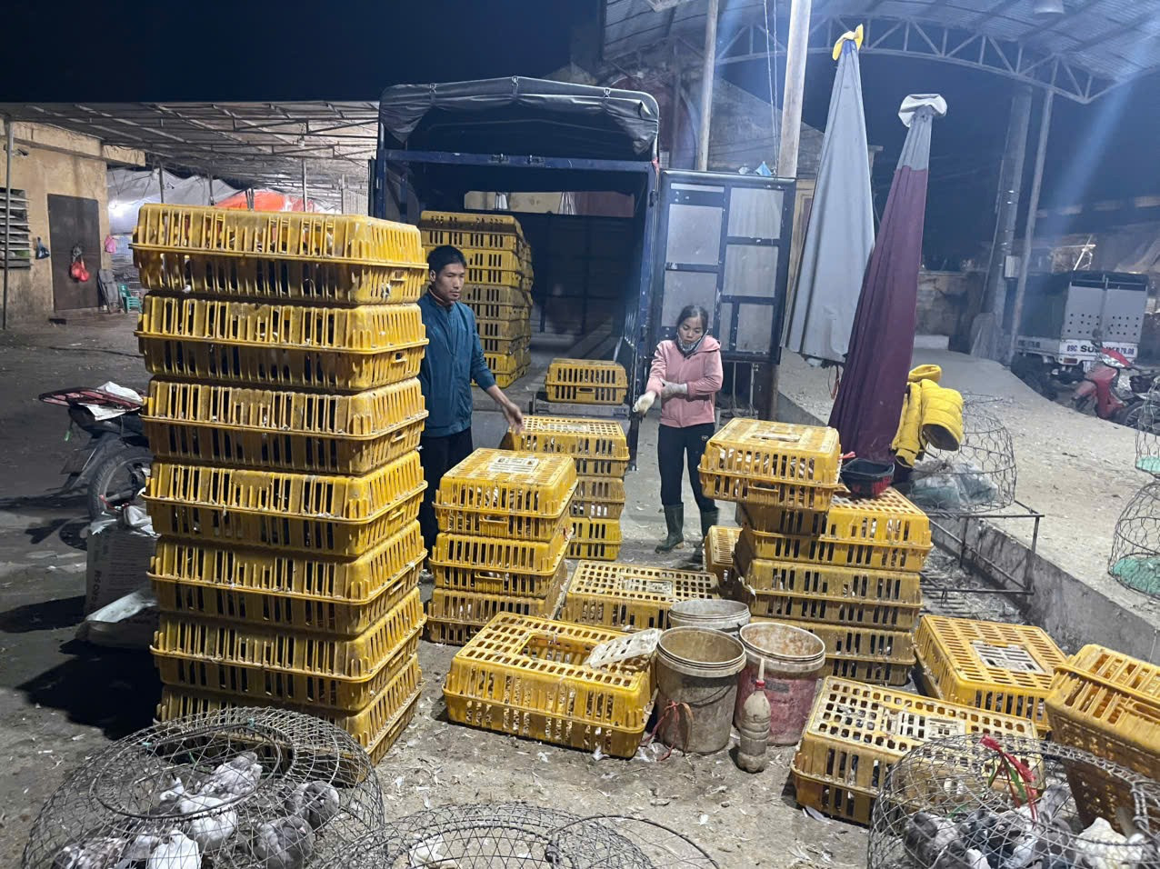 Các thương lái tất bật chuẩn bị hàng để đưa lên xe. Các thương lái tất bật chuẩn bị hàng để đưa lên xe.