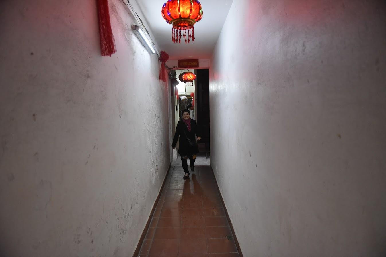 Lối nhỏ vào đền Hàng Bạc.