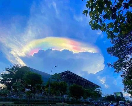 Hình ảnh mây ngũ sắc được nhìn thấy trên bầu trời Đồng Nai. Ảnh người dân cung cấp.
