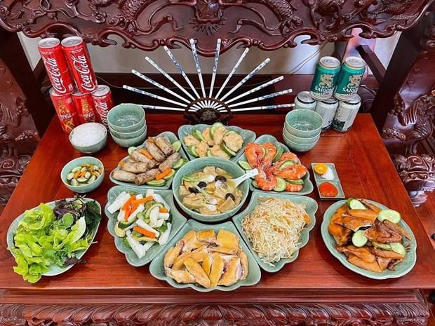 Nhiều người dân lựa chọn việc đặt cỗ cúng sẵn giao tận nơi thay vì phải tự nấu. (Ảnh nguồn: Facebook) Nhiều người dân lựa chọn việc đặt cỗ cúng sẵn giao tận nơi thay vì phải tự nấu. (Ảnh nguồn: Facebook)