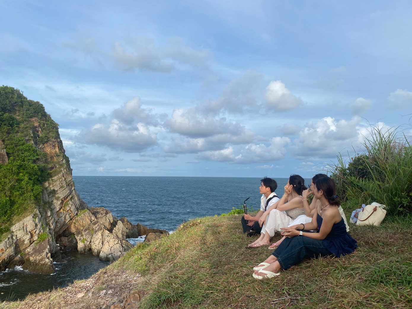 Du khách tận hưởng vẻ đẹp và không khí tại đồi ngắm sóng. Du khách tận hưởng vẻ đẹp và không khí tại đồi ngắm sóng.