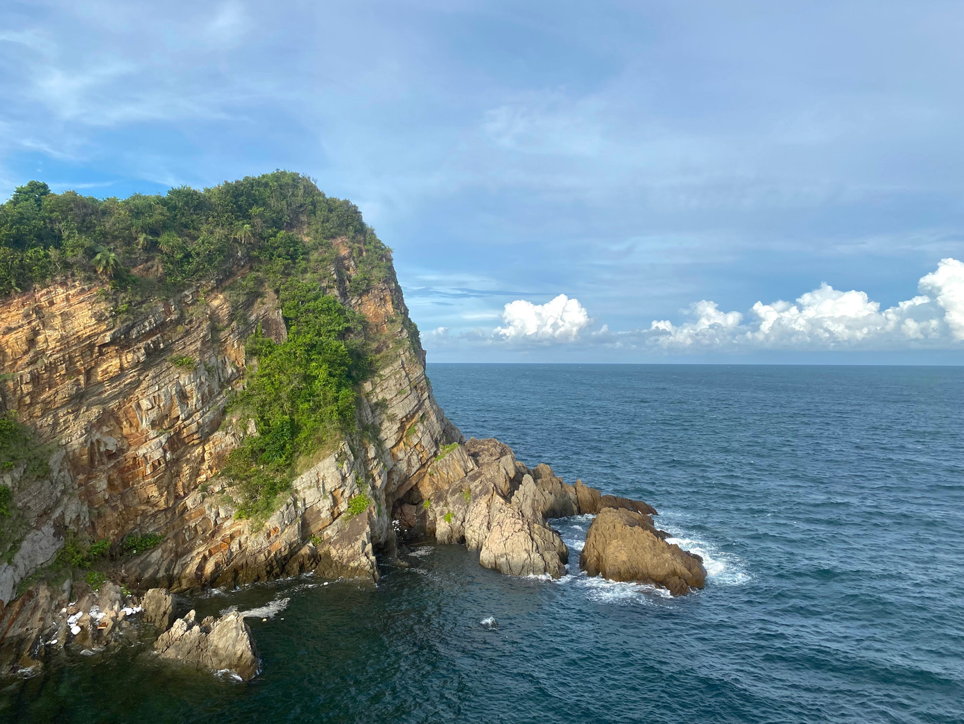 Đồi ngắm sóng là địa điểm ít du khách biết đến khi đến đảo Cô Tô. Đồi ngắm sóng là địa điểm ít du khách biết đến khi đến đảo Cô Tô.