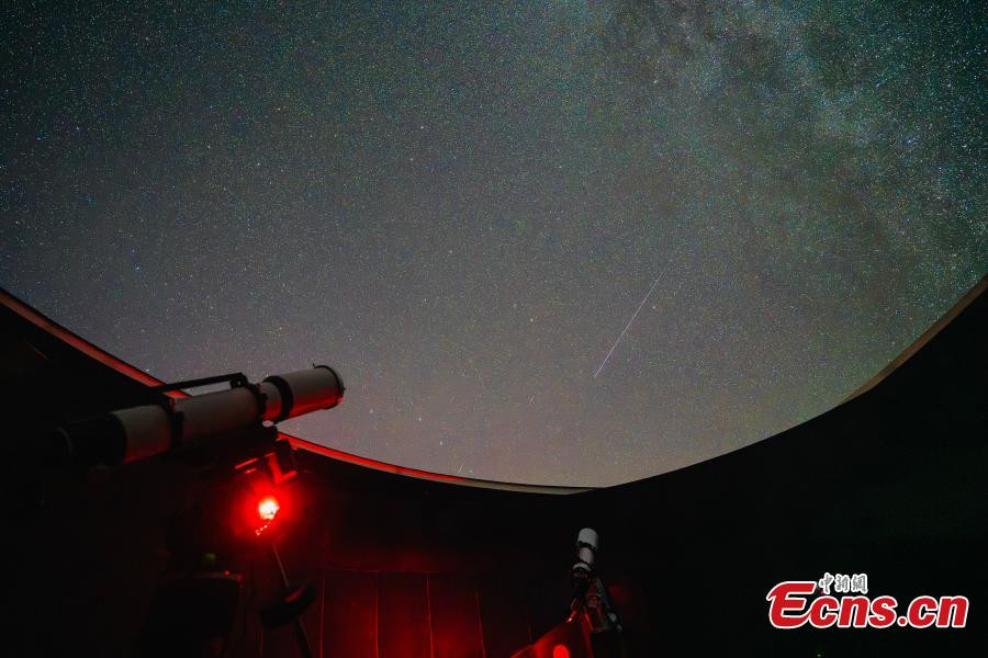 Hình thành từ các tàn dư của sao chổi Swift-Tuttle khi băng qua Trái Đất, mưa sao băng Perseids xuất hiện trên bầu trời từ 17/7 đến 24/8 hằng năm, đạt cực đại vào đêm 12, rạng sáng ngày 13/8. Hình thành từ các tàn dư của sao chổi Swift-Tuttle khi băng qua Trái Đất, mưa sao băng Perseids xuất hiện trên bầu trời từ 17/7 đến 24/8 hằng năm, đạt cực đại vào đêm 12, rạng sáng ngày 13/8.