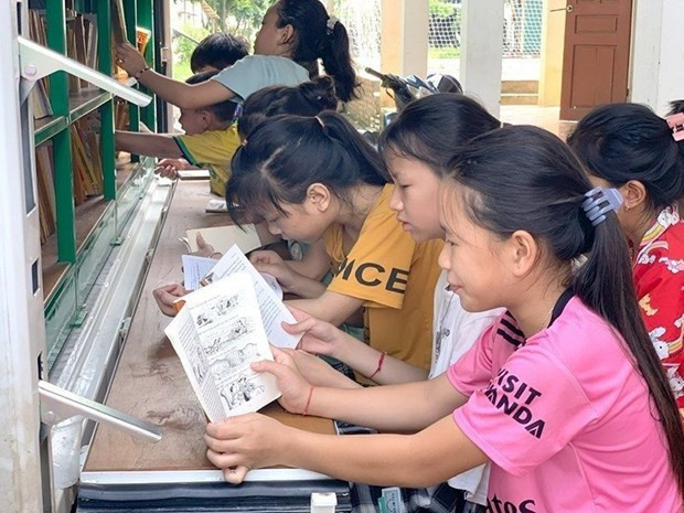 Tủ sách cộng đồng giúp bổ sung nguồn thông tin, sách,truyện cho người dân và thanh thiếu niên thôn Bản Ba, xã Tri Phú, huyện Chiêm Hóa, Tuyên Quang. Ảnh: Thu Huyền