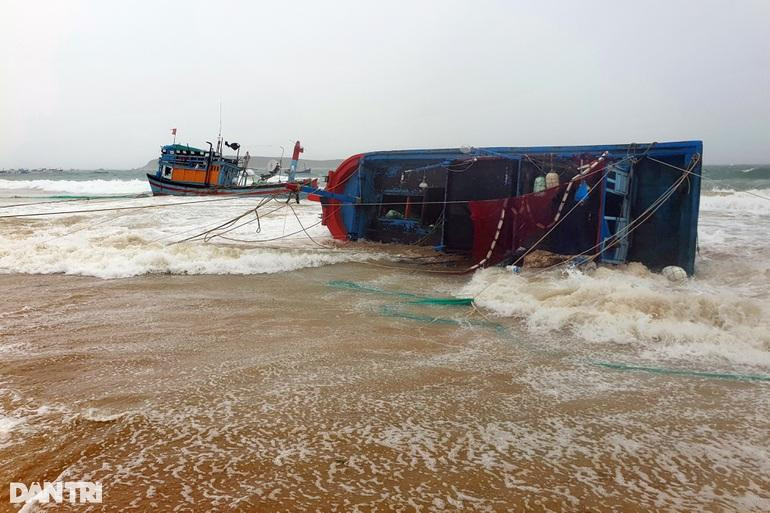 Toàn tỉnh Phú Yên có khoảng 110 tàu đánh cá bị đắm chìm, hư hỏng nặng.