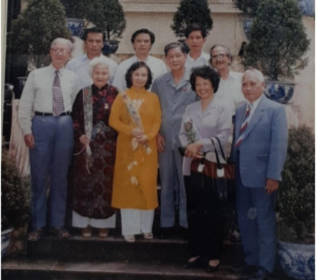 Các ông bà trong Đoàn Đại biểu Việt Nam tham dự Festival Bucarest, Rumania 1953 gặp nhau tại Trụ sở TW Đoàn, 60 Bà Triệu, Hà Nội, năm 1999. Từ trái sang phải, hàng trước: Lương Ngọc Trác, Phạm Thị Nhật, Trần Thị Thanh, Nguyễn Khánh, Đỗ Hồng Phấn, Nguyễn Thành, Lê Quang Toàn; Hàng sau là ba cán bộ của TƯ Đoàn. Các ông bà trong Đoàn Đại biểu Việt Nam tham dự Festival Bucarest, Rumania 1953 gặp nhau tại Trụ sở TW Đoàn, 60 Bà Triệu, Hà Nội, năm 1999. Từ trái sang phải, hàng trước: Lương Ngọc Trác, Phạm Thị Nhật, Trần Thị Thanh, Nguyễn Khánh, Đỗ Hồng Phấn, Nguyễn Thành, Lê Quang Toàn; Hàng sau là ba cán bộ của TƯ Đoàn.