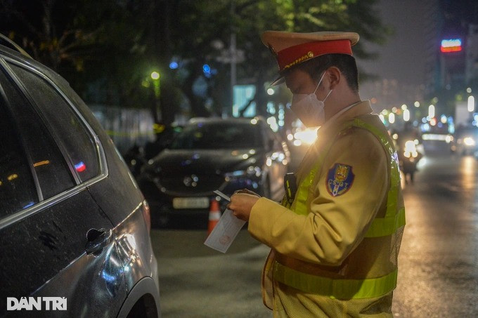 Chiếc xe BMW ngay sau đó bị cảnh sát niêm phong và đội cứu hộ tới đưa về bãi đỗ xe vi phạm. Chiếc xe BMW ngay sau đó bị cảnh sát niêm phong và đội cứu hộ tới đưa về bãi đỗ xe vi phạm.