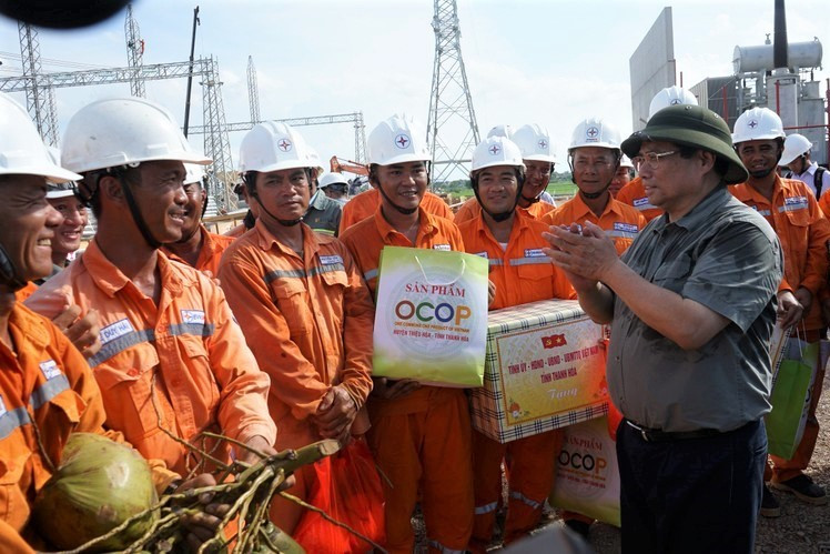Thủ tướng Chính phủ Phạm Minh Chính thăm và tặng quà cho các đơn vị diện lực thi công tại 500kV Thanh Hóa