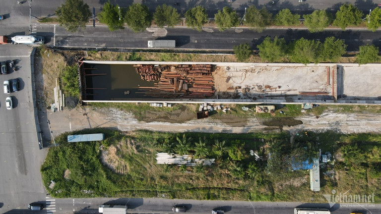 Trong ảnh là công trình dự án hầm chui Nguyễn Văn Linh- Nguyễn Hữu Thọ. Đây là một trong những công trình trọng điểm được Sở GTVT lưu ý sẽ tổ chức kiểm tra hiện trường, có văn bản yêu cầu chủ đầu tư khắc phục ngay các bất cập hạ tầng phát sinh liên quan đến rào chắn, phân luồng, tái lập mặt đường giúp đảm bảo trật tự mỹ quan, an toàn giao thông dịp cao điểm Tết.