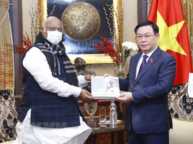 Chủ tịch Quốc hội Vương Đình Huệ tặng quà lưu niệm ông Mallikarjun Kharge, lãnh đạo đối lập tại Thượng viện Ấn Độ, thành viên Đảng Quốc đại Ấn Độ. (Ảnh: Doãn Tấn/TTXVN) Chủ tịch Quốc hội Vương Đình Huệ tặng quà lưu niệm ông Mallikarjun Kharge, lãnh đạo đối lập tại Thượng viện Ấn Độ, thành viên Đảng Quốc đại Ấn Độ. (Ảnh: Doãn Tấn/TTXVN)