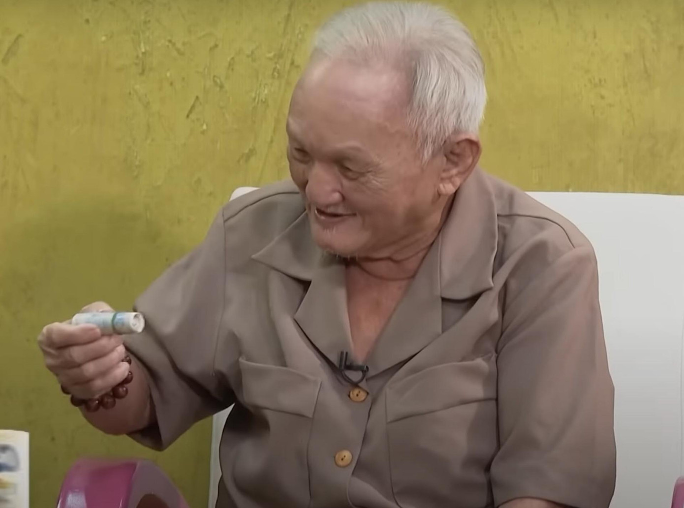 Ông Chí giữ tiền bằng cách cuộn thành từng cọc nhỏ. Ông Chí giữ tiền bằng cách cuộn thành từng cọc nhỏ.