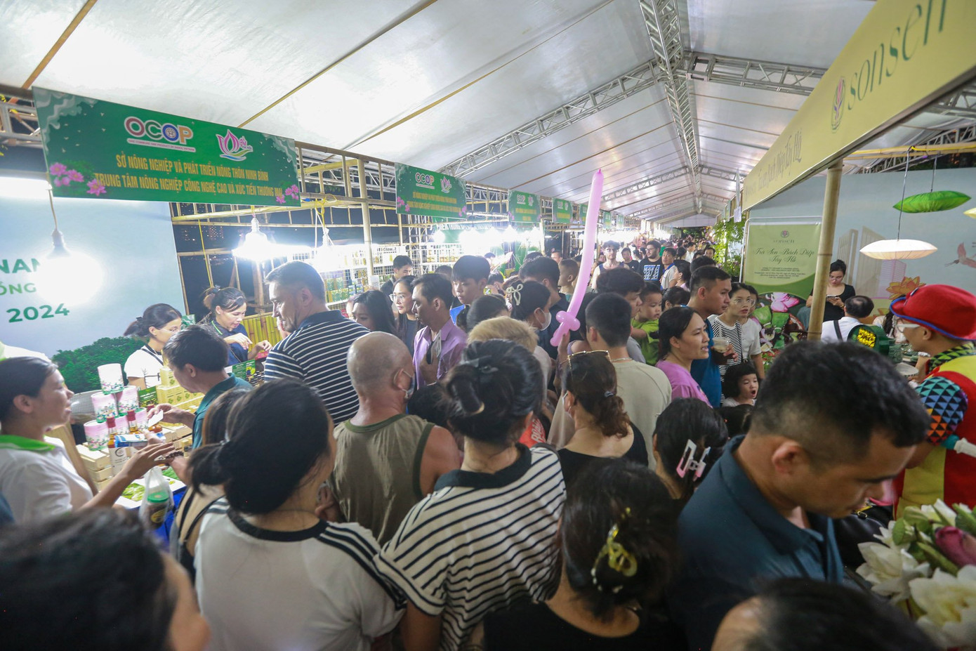 Lễ hội đã thu hút sự tham gia của đông đảo người dân và du khách, để lại những ấn tượng khó phai trong mỗi người tham dự.