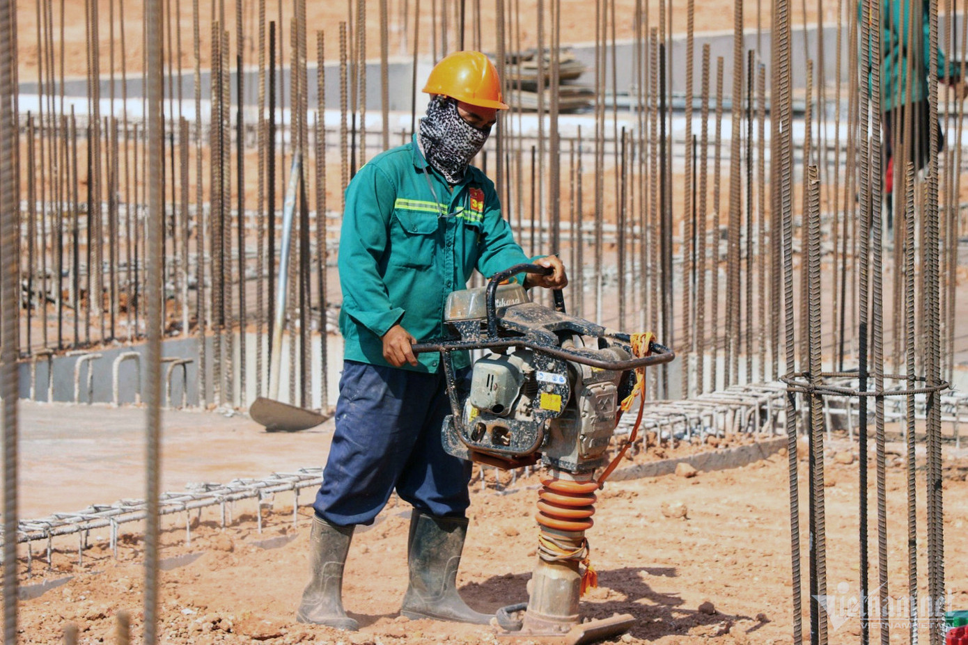 Đồng thời, ông cũng yêu cầu đơn vị tư vấn giám sát cần thường xuyên theo dõi kiểm soát về tiến độ, chất lượng xây dựng... tận dụng tối đa thời tiết mùa khô để thi công. Ngoài ra, cũng quan tâm đến đời sống tinh thần, đảm bảo quyền lợi cho người lao động, nhất là trong dịp Tết Nguyên đán.