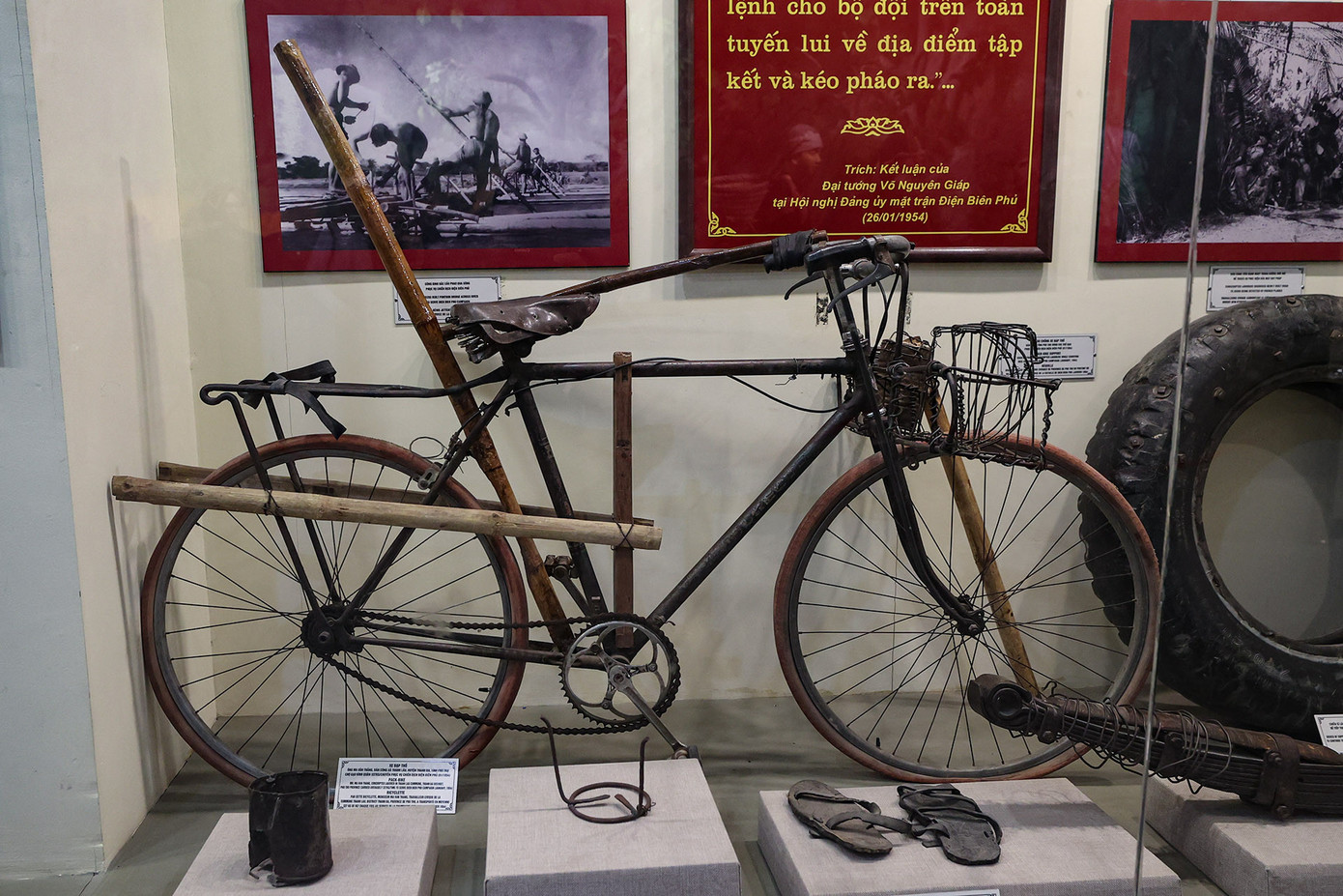 Những chiếc xe đạp thồ đã làm nên con đường vận tải huyền thoại, trở thành “vua vận tải” trong chiến dịch. Trong ảnh là chiếc “xe đạp thồ” của ông Ma Văn Thắng - người con quê hương Thanh Ba, Phú Thọ. Ông Thắng đã nâng trọng tải chiếc xe đạp thồ của mình với kỷ lục chở 352kg trên một chuyến. Sở dĩ chiếc xe thồ có tải trọng lớn như vậy là do ông đã có sáng kiến chế tạo cho xe thêm rất nhiều bộ phận như: tay ngai, tay phanh, sử dụng quần áo cũ, săm cũ... để “gia cố”, tăng độ bền của săm, lốp... Thông thường mỗi chiếc xe đạp thồ chỉ chở được 80 - 100kg lương thực. Ảnh: Lê Anh Dũng