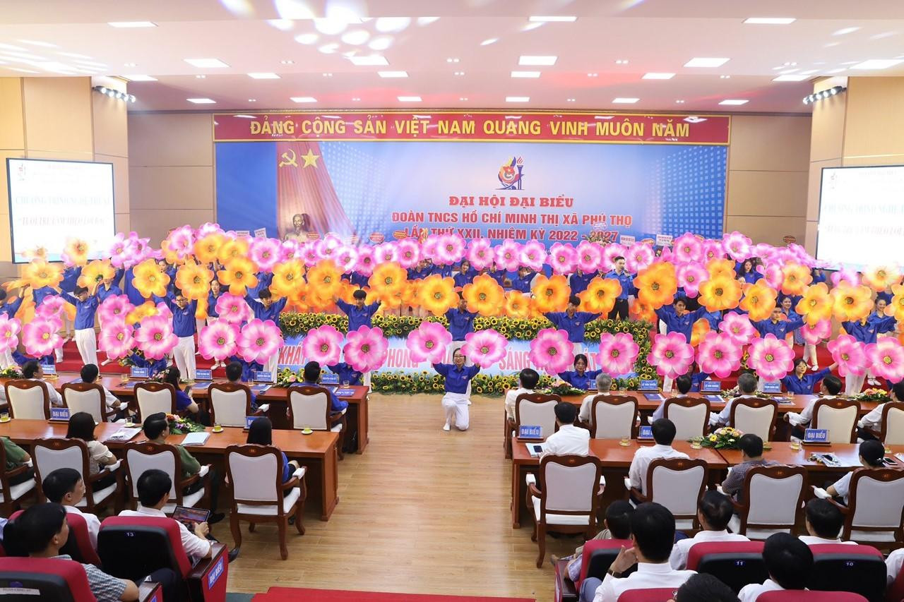 Biểu diễn văn nghệ chào mừng đại hội Biểu diễn văn nghệ chào mừng đại hội