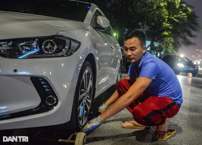 21h50 phút, cảnh sát đo nồng độ cồn phát hiện nam tài xế Bùi Đức A. (34 tuổi, trú Sóc Sơn, Hà Nội) vi phạm ở mức 0,243 miligam/lít khí thở. Nam tài xế cho biết, uống rượu vào tối hôm trước còn cả ngày hôm sau chỉ uống bò húc và nước lọc. 21h50 phút, cảnh sát đo nồng độ cồn phát hiện nam tài xế Bùi Đức A. (34 tuổi, trú Sóc Sơn, Hà Nội) vi phạm ở mức 0,243 miligam/lít khí thở. Nam tài xế cho biết, uống rượu vào tối hôm trước còn cả ngày hôm sau chỉ uống bò húc và nước lọc.