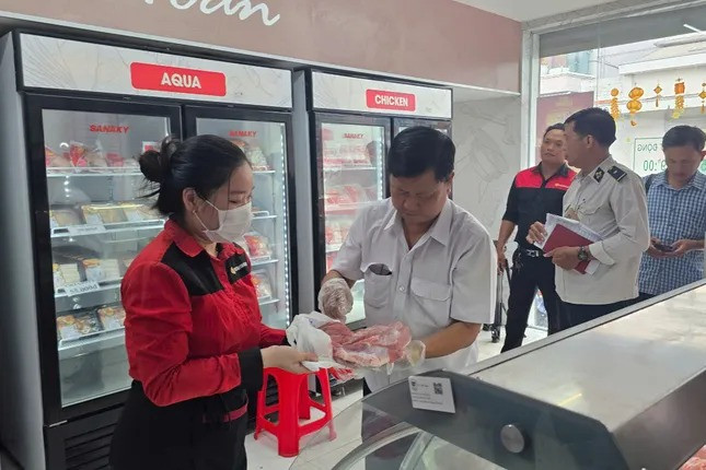 Lực lượng chức năng kiểm tra cửa hàng Fresh Shop của C.P. Việt Nam. Ảnh: Nhật Huy.