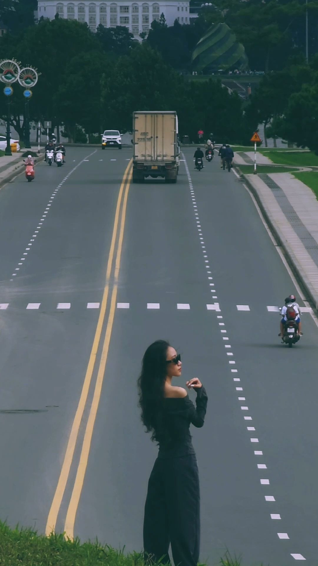 Du khách chụp ảnh đẹp mắt tại dốc Sương Nguyệt Ánh. Ảnh: Haocadidau. Du khách chụp ảnh đẹp mắt tại dốc Sương Nguyệt Ánh. Ảnh: Haocadidau.