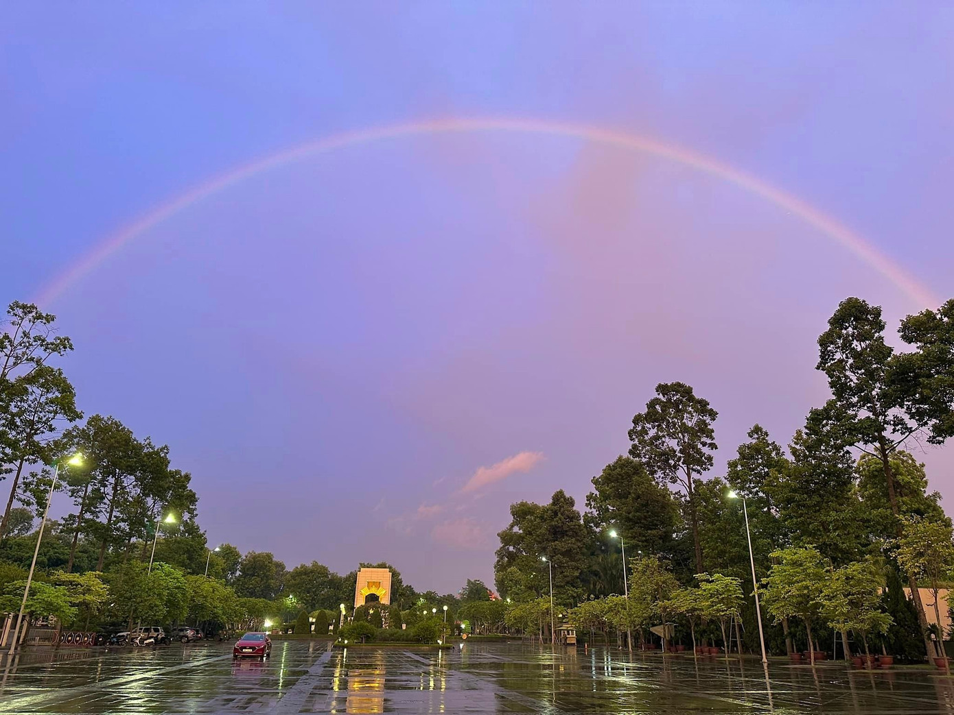 Cầu vồng là một trong những hiện tượng tự nhiên mà con người có thể dễ dàng quan sát sau khi những cơn mưa lớn trút xuống vào ban ngày. Tuy nhiên chiều nay Hà Nội chỉ mưa lất phất vài hạt, sau đó hình ảnh cầu vồng đôi rực rỡ đã xuất hiện trên bầu trời khiến nhiều người phải trầm trồ. Ảnh: FB Ngọc Bích Vũ.
