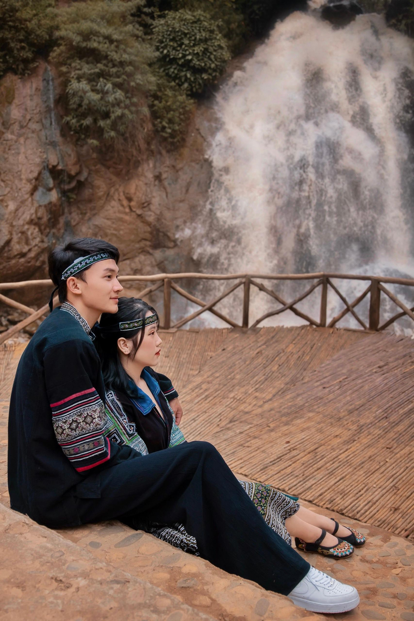 Bộ ảnh được thực hiện tại Thác Tiên Sa là một trong những địa điểm du lịch cực kì có tiếng ở khu du lịch Sapa. Thác Tiên Sa còn được nhiều người dân địa phương gọi là thác Cát Cát, vì thác nằm trong khu vực bản du lịch Cát Cát – một ngôi làng cổ đẹp nhất Tây Bắc.