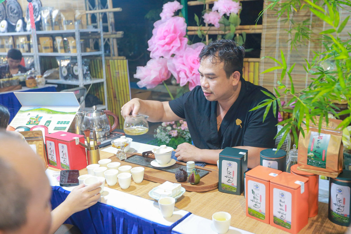 Những gian hàng do có nghệ nhân ướp trà sen thu hút đông đảo du khách đến thưởng trà.