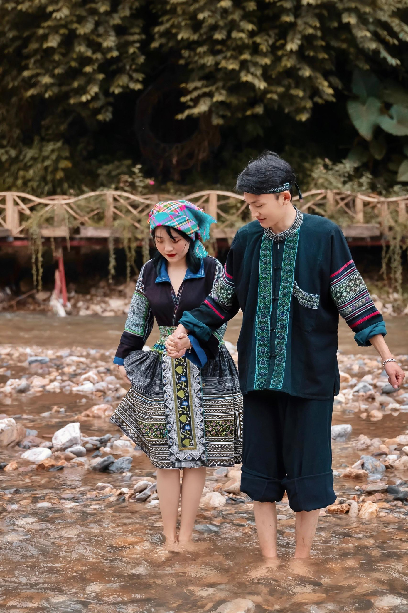 Cặp đôi lựa chọn trang phục truyền thống của người dân tộc H'Mông và chụp hình tại thác Tiên Sa, thuộc địa bàn bản Cát Cát, xã San Sả Hồ, cách trung tâm thị trấn Sa Pa 3km về phía Bắc.
