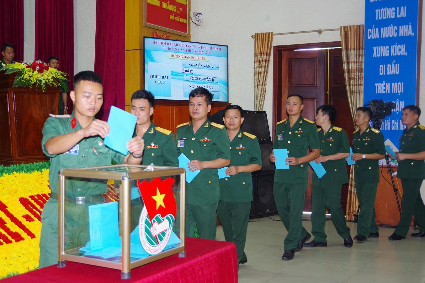 Bỏ phiếu bầu đoàn đại biểu đi dự Đại hội đại biểu Đoàn Thanh niên Cộng sản Hồ Chí Minh Quân khu 4 lần thứ X Bỏ phiếu bầu đoàn đại biểu đi dự Đại hội đại biểu Đoàn Thanh niên Cộng sản Hồ Chí Minh Quân khu 4 lần thứ X