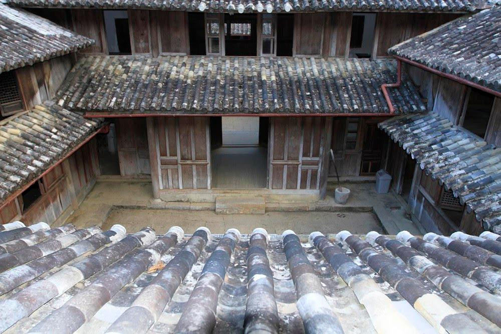 Toàn bộ dinh thự nằm trên một khối đất cao ráo, xung quanh lại được bao phủ bởi các dãy núi vòng cung. Đây chính là địa thế hình mai rùa có chức năng phòng thủ rất tuyệt vời. Xung quanh được bao bọc bởi lớp tường đá dày 60-70 cm, cao 2 m, có nhiều lỗ châu mai và phía sau có 2 lô cốt kiên cố.