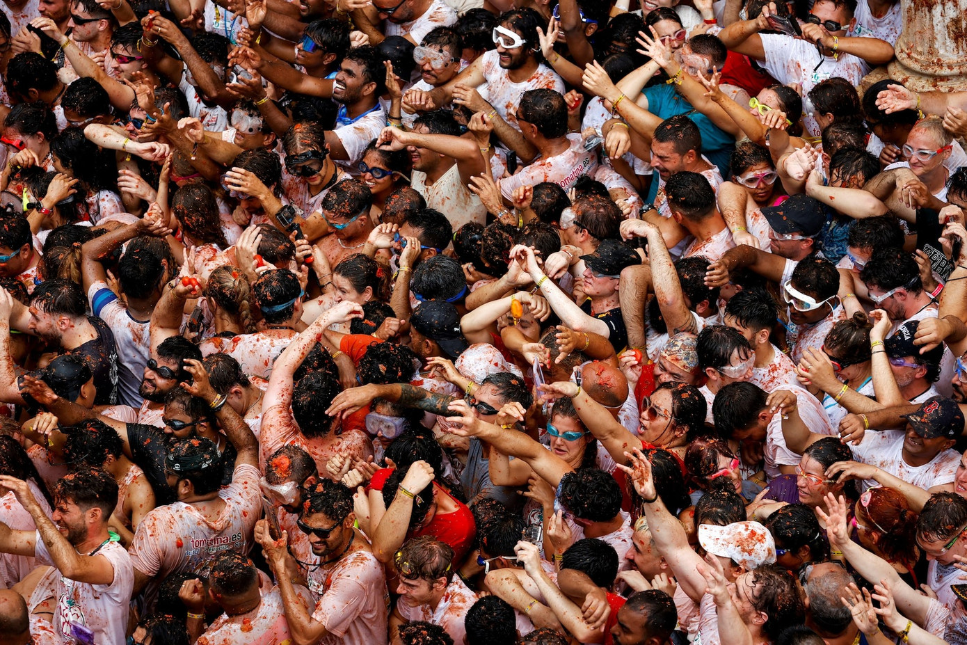 Lễ hội La Tomatina thu hút rất đông du khách từ quốc tế và du khách nội địa. Ảnh: Reuters.