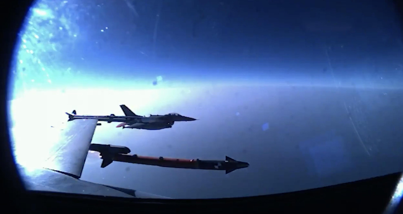 Tên lửa Bozdogan chỉ dài khoảng 3,3m, nặng khoảng 136kg và có thể bắn trúng mục tiêu cách xa 24km. Theo nhà sản xuất, tên lửa này có thể bay với tốc độ siêu thanh và có khả năng cơ động cao.