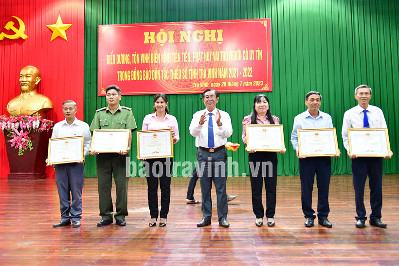 Đồng chí Lê Thanh Bình, Phó Chủ tịch UBND tỉnh trao bằng khen cho các tập thể tiêu biểu. Ảnh: Báo Trà Vinh
