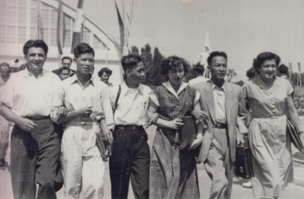 Các ông Nguyễn Khánh, Lê Quang Toàn, Vũ Quang khoác tay cùng các bạn quốc tế tại Festival Bucarest, Rumania, 1953. Các ông Nguyễn Khánh, Lê Quang Toàn, Vũ Quang khoác tay cùng các bạn quốc tế tại Festival Bucarest, Rumania, 1953.