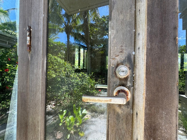 Khoá cửa bị hoen rỉ. Khoá cửa bị hoen rỉ.