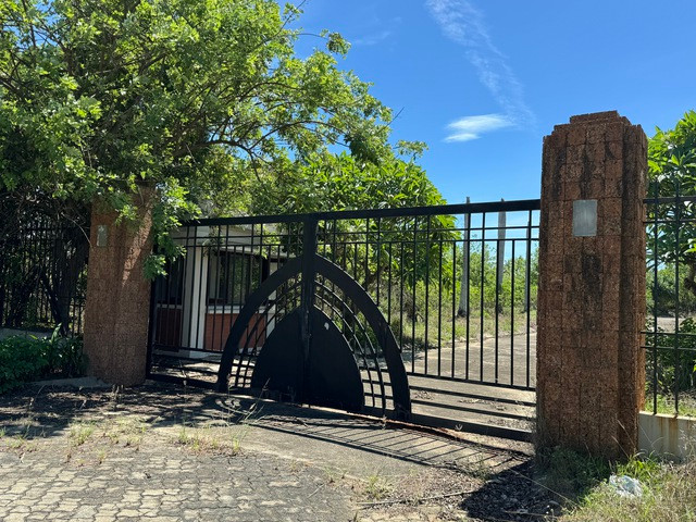 Cổng chính đóng cửa. Cổng chính đóng cửa.