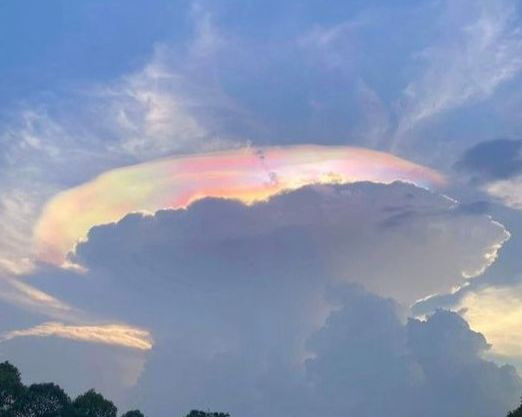 Bầu trời Biên Hòa có mây ngũ sắc rất đẹp. Ảnh người dân cung cấp.