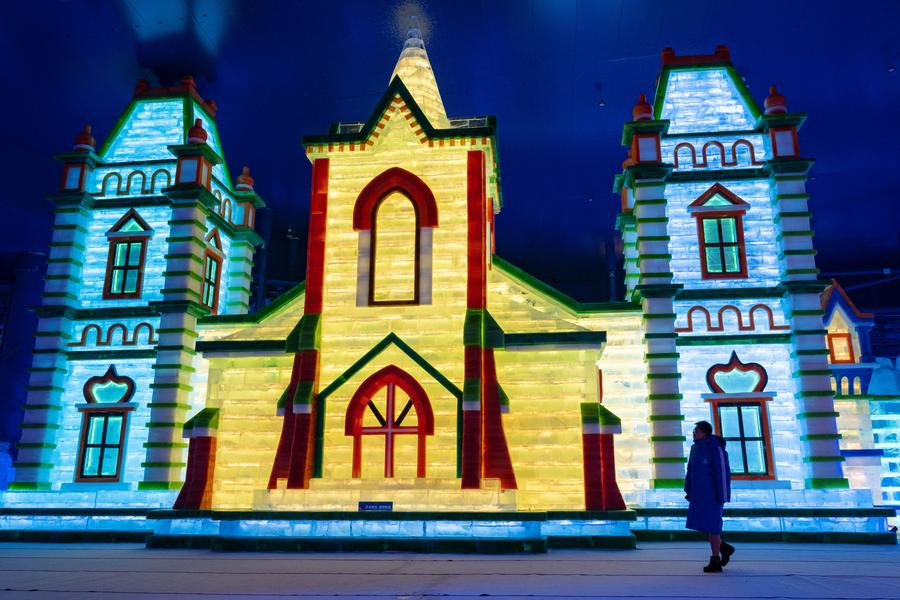 Nhận xét về việc phát triển du lịch băng tuyết tại Cáp Nhĩ Tân, Zhang Guihai - Giám đốc Viện nghiên cứu băng tuyết Hắc Long Giang - cho biết: "Du khách đến Cáp Nhĩ Tân không chỉ được ngắm nhìn mà còn được trải nghiệm và đắm mình. Họ có thể bay trên không, chạy trên mặt đất, ngâm mình trong nước, trượt trong tuyết và nổi trên băng. Bạn có thể trải nghiệm hầu hết mọi thứ khi du lịch Cáp Nhĩ Tân. Có hàng trăm dự án giải trí trên băng tuyết, đây là những yếu tố quan trọng để thu hút khách du lịch". Ảnh: Xinhua. Nhận xét về việc phát triển du lịch băng tuyết tại Cáp Nhĩ Tân, Zhang Guihai - Giám đốc Viện nghiên cứu băng tuyết Hắc Long Giang - cho biết: "Du khách đến Cáp Nhĩ Tân không chỉ được ngắm nhìn mà còn được trải nghiệm và đắm mình. Họ có thể bay trên không, chạy trên mặt đất, ngâm mình trong nước, trượt trong tuyết và nổi trên băng. Bạn có thể trải nghiệm hầu hết mọi thứ khi du lịch Cáp Nhĩ Tân. Có hàng trăm dự án giải trí trên băng tuyết, đây là những yếu tố quan trọng để thu hút khách du lịch". Ảnh: Xinhua.