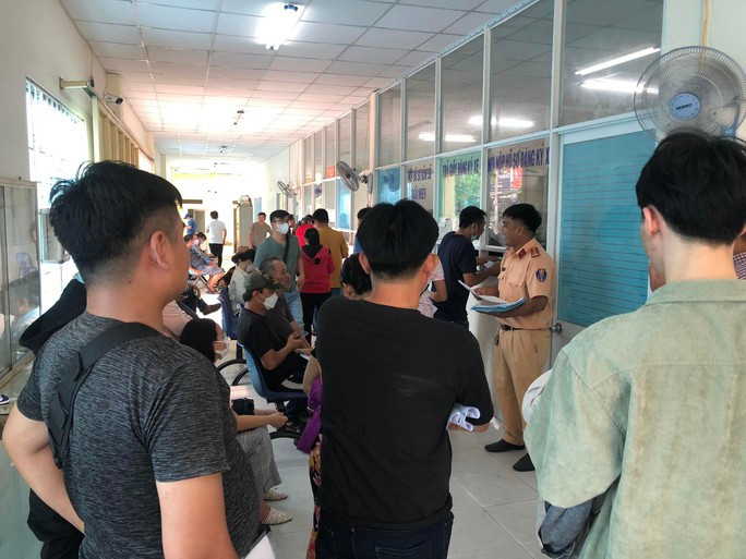 Cận cảnh rồng rắn đi... giữ biển số đẹp ở TP HCM trong ngày 14-8 - Ảnh 2. Người dân xếp hàng làm thủ tục sang tên, đổi chủ, thu hồi biển số... ở trụ sở Đội CSGT - Trật tự Công an quận 7. Ảnh: Đại Nguyên