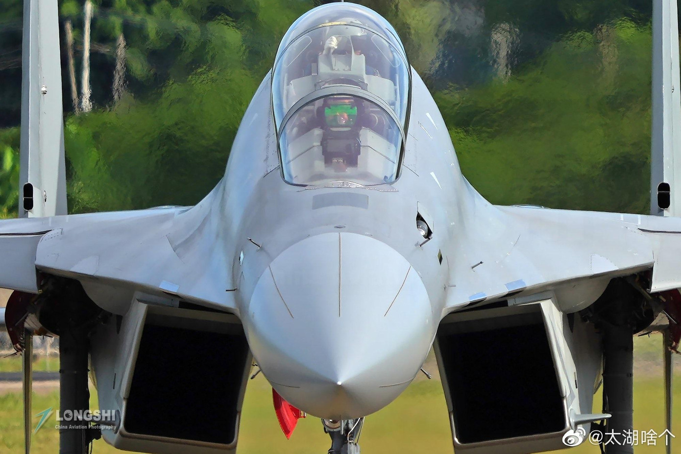 J-16D có hai khoang tác chiến điện tử lớn trên cánh máy bay, dùng để phóng sóng điện từ nhằm phá vỡ và gây nhiễu các thiết bị điện tử của đối phương, bao gồm cả hệ thống radar và thông tin liên lạc. J-16D có hai khoang tác chiến điện tử lớn trên cánh máy bay, dùng để phóng sóng điện từ nhằm phá vỡ và gây nhiễu các thiết bị điện tử của đối phương, bao gồm cả hệ thống radar và thông tin liên lạc.