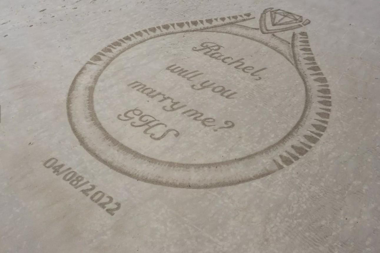 Bên trong chiếc nhẫn có dòng chữ: &quot;Rachel, em sẽ lấy anh chứ? GHS&quot;.