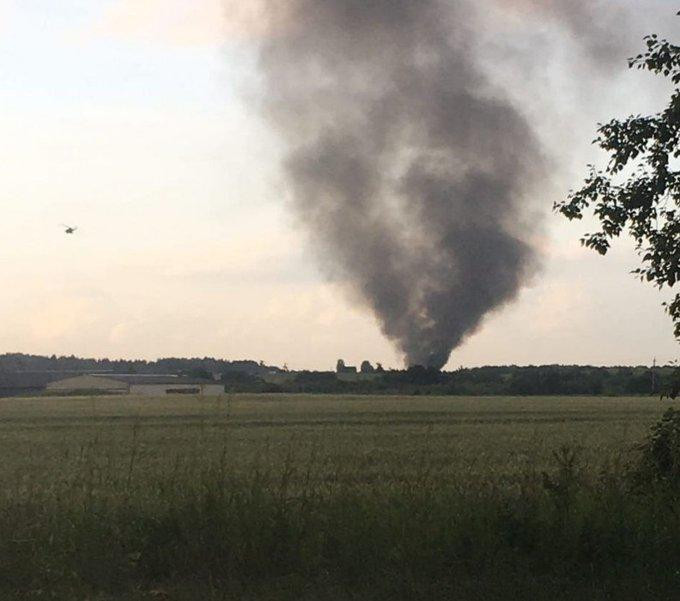 Một kênh tin tức địa phương đã chia sẻ một bức ảnh cho thấy một cột khói bốc lên từ hiện trường vụ tai nạn.