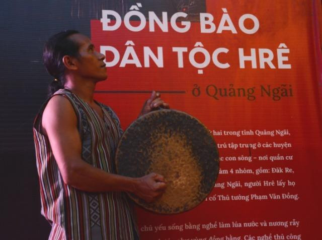 Nghệ nhân Phạm Văn Sây giới thiệu Chiêng ba Hrê với khách. Ảnh: Đình Quang Nghệ nhân Phạm Văn Sây giới thiệu Chiêng ba Hrê với khách. Ảnh: Đình Quang